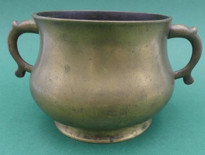 Auktion 363<br>kl. Bronze Weihrauchbrenner, in Boden grosse 6 Zeichen Marke, wohl China, H-7,5 cm, B-14 cm, 361 gr. [1]