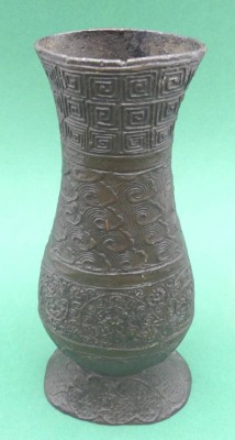 Auktion 363<br>antike chines. Bronzevase, ovoide Form, reich verziert, Gebrauchsspuren, H-16 cm, B-7 cm [1]