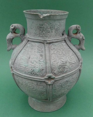 Auktion 363<br>Chines. antike Bronze-Vase, Katzen als Handhaben, Oenamente, H-17 cm, B-15 cm, ein Loch im Hals, ein Chip am Rand [1]