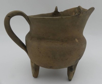 Auktion 363<br>Ton-Milchkännchen auf drei Beinen, wohl China, H-12 cm, [1]