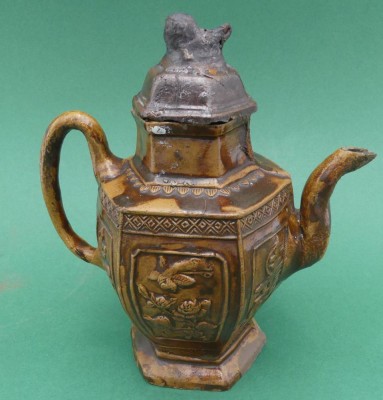 Auktion 363<br>alte chines. Ton-Tekanne, H-13 cm, Altersspuren [1]