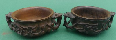 Auktion 363<br>2x holzgeschnitzte Teetassen, H-3,5 cm, D-7 cm, B-10 cm [1]
