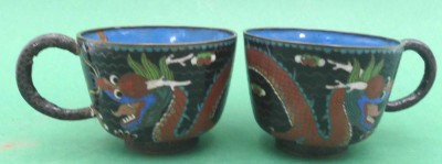 Auktion 363<br>2x Cloisonne Teetasen, 1x mit Abplatzer innen, H-6 cm, D-7,5 cm [1]