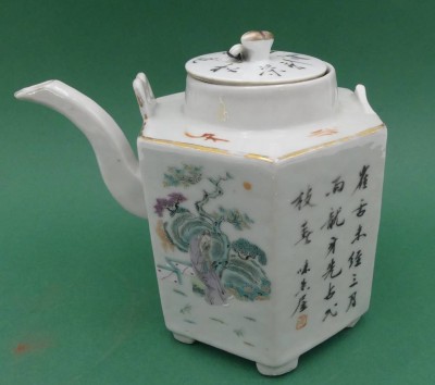 Auktion 363<br>kl. Teekanne, wohl China, mit Spruch und figürl. Bemalung,  Henkel-Halterung abgebrochen, H-13 cm [1]