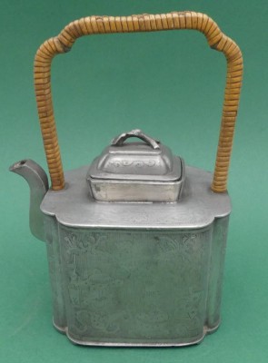 Auktion 363<br>Zinn Teekanne mit starren Henkel, feine Gravuren, H-16 cm gesamt [1]