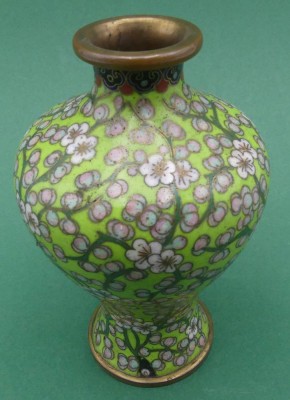 Auktion 363<br>kl. Cloissone Vase mit Kirschblütendekor, H-9,5 cm [1]