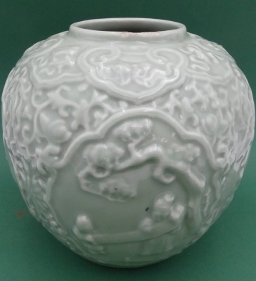 Auktion 363<br>bauchige Chinavase, seladon mit Reliefdekor, chin. gemarkt, H-20 cm, D-20 cm [1]