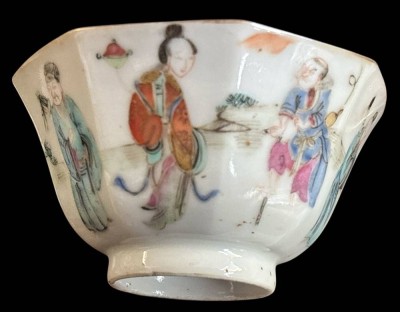Auktion 363<br>Teetasse mit umlaufenden Figurendekor, chines. gemarkt, H-5,5 cm, D-9 cm [1]