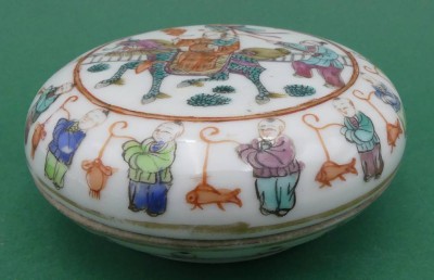 Auktion 363<br>flache Porzellan-Dose mit figürl. Dekor, H-3,5 cm, D-10 cm [1]