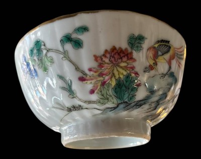 Auktion 363<br>gr. China Tasse, floral bemalt, in Boden rote Marke, H-5,5 cm, D-11 cm [1]