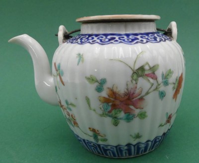 Auktion 363<br>alte Tee-oder Sake-Kanne, bemalt, Altriss und minim. Chip, H-9 cm [1]