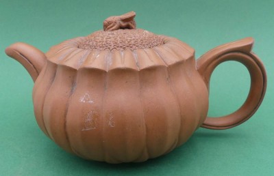 Auktion 363<br>Keramik Teekanne, Deckelgriff Biene, H-9 cm [1]