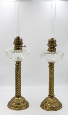 Auktion 363<br>Paar Hohe Petroleum Lampen, Messingstand  mit Glasbehältern, 1x Stand etwas beschädigt, H- mit Zylinder 72 cm [1]