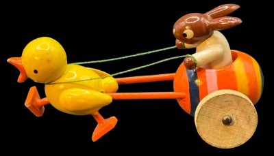 Auktion 363<br>Osterhase mit Renn-Küken, L-8 cm [1]