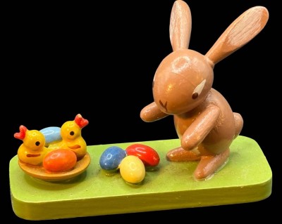 Auktion 363<br>Osterhase mit bunten Eiern und Küken, H-4,5 cm, L-7,5 cm [1]