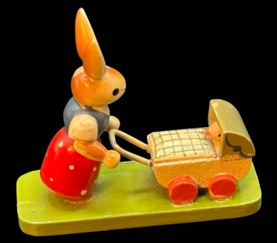 Auktion 363<br>vintage Häsin mit Kinderwagen, wohl WuK, H-5 cm, L-6 cm [1]
