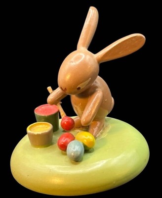 Auktion 363<br>Hase beim Eierbemalen, 