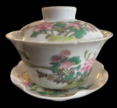 Auktion 363<br>chines. Tasse mit Deckel und Untertasse, florales Dekor, chines. gemarkt, H-6,5 cm, D-10 cm, event. nicht alles passend? [1]