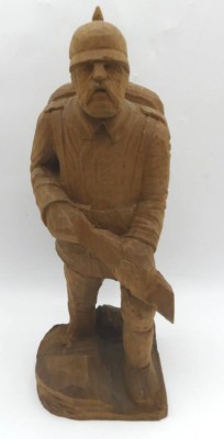 Auktion 363<br>Holzschnitzerei, 1.WK Soldat mit Tornister, Gewehr beschädigt, H-37 cm [1]