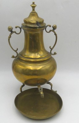 Auktion 363<br>Messing Samowar mit Abtropfschale, Hahn fehlt, Deckel beschädigt, Delle [1]