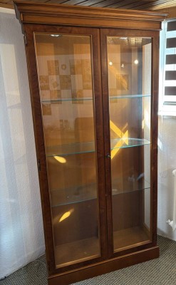 Auktion 364<br>2 tg. Mahagoni-Vitrine, beleuchtbar, 3 seitig verglast, H-ca. 200 cm, B-ca. 105 cm [1]