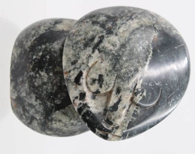 Auktion 364<br>gr. Steinschnitzerei, Serpentin, Kopf, H-17 cm, B-13 cm, schwer lesbar signiert [1]