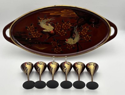 Auktion 364<br>gr. Lacktablett mit 6 Likör/Cocktailschalen, bemalt mit Fantasie-Vögel vor Fujiyama, Tablett 54x26 cm, H-Shalen 11 cm, Japan [1]