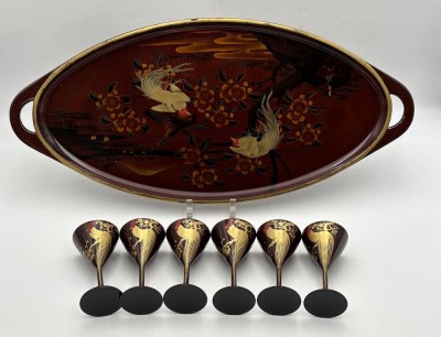 Auktion 366<br>gr. Lacktablett mit 6 Likör/Cocktailschalen, bemalt mit Fantasie-Vögel vor Fujiyama, Tablett 54x26 cm, H-Shalen 11 cm, Japan [1]