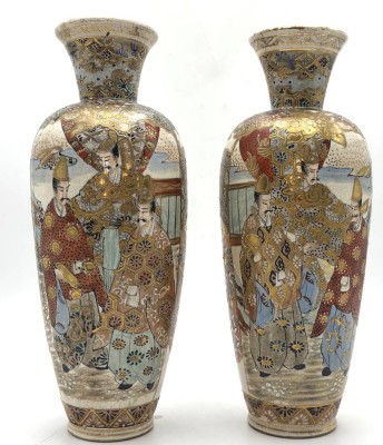 Auktion 364<br>Paar japan. Satsuma Vasen mit umlaufenden figürlichen Dekor, Meiji Periode, 1x Rand bestossen, 1x Hals geklebt, signiert, H-30 cm [1]