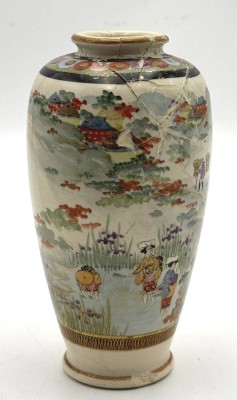 Auktion 364<br>kl. japan. Satsuma Vase mit figürl. Dekor, signiert, bestossen und schlecht geklebt, H-15 cm [1]