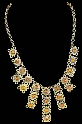 Auktion 364<br>Verzierte viktorianische Halskette im etruskischen Stil mit Tropfenanhänger, Antikmessing mit  braunen Steinen, L-47 cm, 60,3 gr [1]