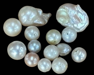 Auktion 364<br>11x Perlen in guter, unterschiedlicher Qualität,  und 2x Barockperlen unbehandelt, wohl alle echt?, grösste ca. 12,9 mm, 1xrosa [1]