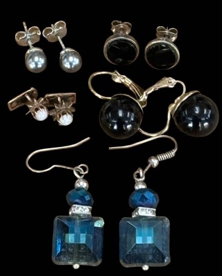 Auktion 364<br>5 Paar div. Ohrstecker, Perlen, Onyx, 1x Opale, Silber-und Doublee-Monturen [1]