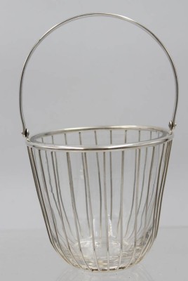 Auktion 364<br>Glas-Eiskübel mit versilberter Montur und Henkel, H-10,5 cm [1]
