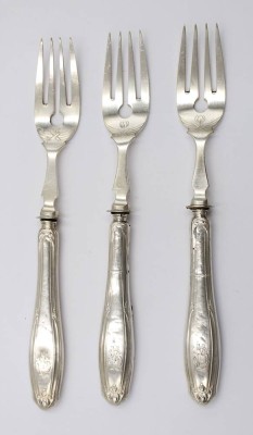 Auktion 364<br>3x Silber-800- Fischgabeln, Ziermonogramm, Gebrauchsspuren, L-20 cm, zus. ca. 137 gr. [1]