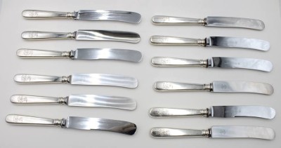 Auktion 364<br>12 alte Messer mit Silbergriffen-900-, Ziermonogramm, zus. ca. 1050 gr., L-ca. 24 cm, in roten Rolltuch [1]