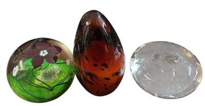 Auktion 364<br>3x div Paperweights. 1x signiert Eisch, ca. H-4-9-12 cm [1]