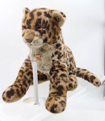 Auktion 364<br>Großer Steiff Leopard, liegend, L-über alles ca. 65 cm , Schild (beschädigt) Knopf+Fahne Nr. verwaschen [1]
