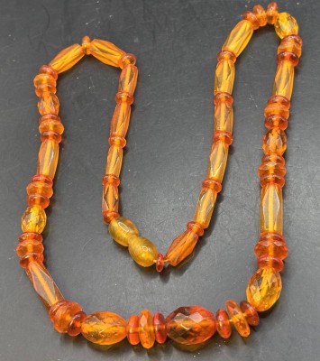 Auktion 364<br>Bernstein-Halskette, facettiert, L-ca. 45 cm, 14 gr. [1]