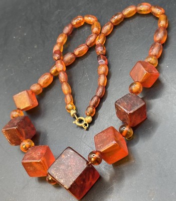 Auktion 364<br>Bernstein Collier mit Würfeln, verlaufend, L-ca. 46 cm, 24 gr. [1]