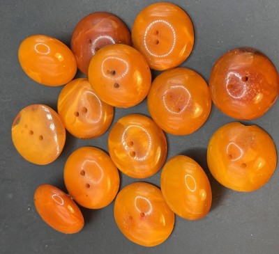 Auktion 364<br>14x div. Bernstein-Knöpfe, zus. 24 gr., D-ca. 2,2 bis 2,5 cm [1]