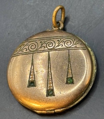 Auktion 364<br>Jugendstil-Medaillon mit 3 grünen Steinen, goldfarben, D-3 cm, Altersspuren [1]