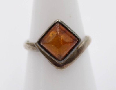 Auktion 364<br>925er Silber-Ring mit Bernstein, 2,8gr., RG 55 [1]