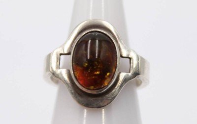 Auktion 364<br>Silber-Ring mit Bernstein-Cabochon, gepr., 6,6gr., RG 58 [1]