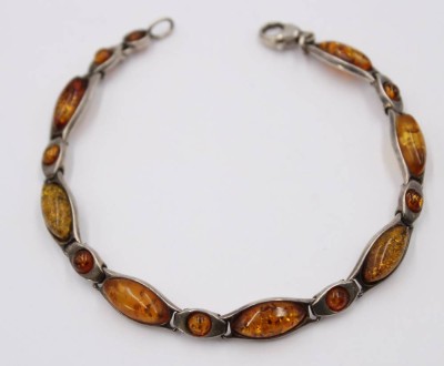 Auktion 364<br>Armband mit Bernsteinen, Silber (gepr.), 9,4gr., L-19cm [1]