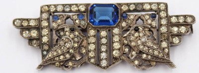 Auktion 364<br>Silber Art-deco Brosche mit blauem Centerstein und gelblichen Strasssteinen ( 1x Fehlt ) [1]