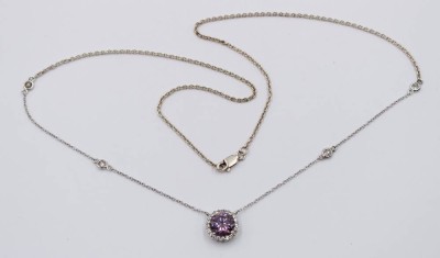 Auktion 364<br>Ein kleines Collier Silber 925 CZ , Lila-Stein umringt von kleinen Weißen . [1]