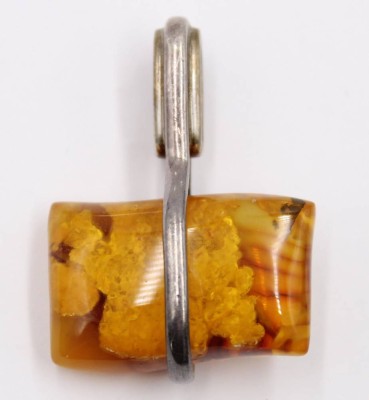 Auktion 364<br>Bernsteinanhänger mit 925er Silber-Fassung, zus. 8,1gr., L-3,9cm [1]