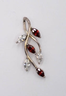 Auktion 364<br>925er Silber-Anhänger, mit Granat und klare Steine, florale Form, 2,2gr., L-3,2cm [1]