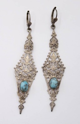 Auktion 364<br>Paar Ohrhänger, Silber geprüft, filigran, mit türkisen Steinen, 7,3gr., L-8cm [1]